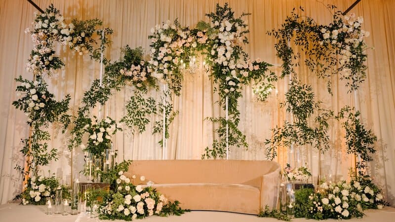 gold and white wedding decor ideas